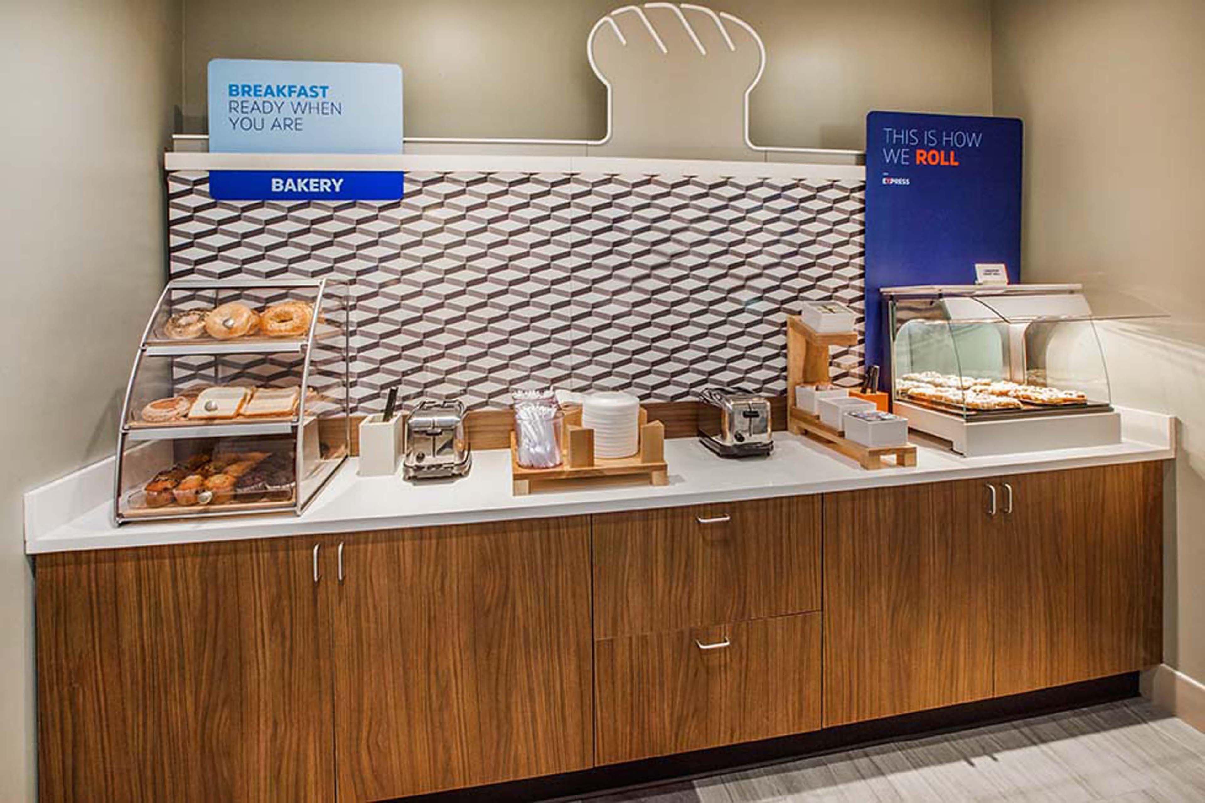 Holiday Inn Express & Suites - Brighton By Ihg Bagian luar foto