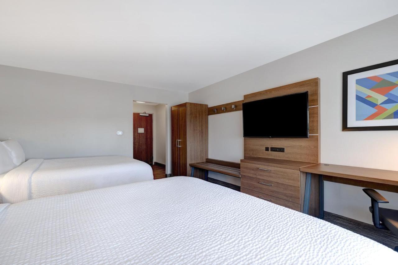 Holiday Inn Express & Suites - Brighton By Ihg Bagian luar foto
