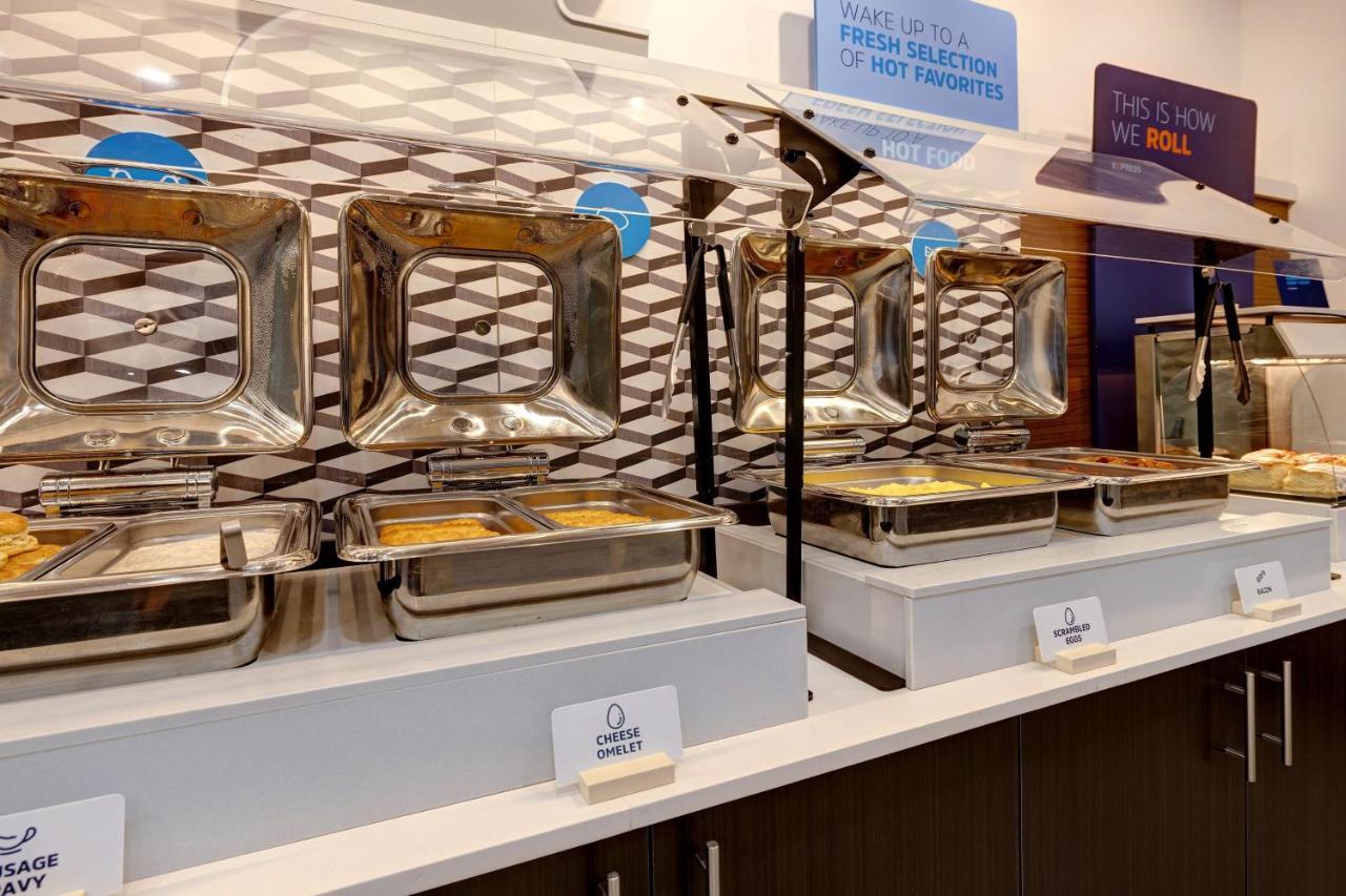 Holiday Inn Express & Suites - Brighton By Ihg Bagian luar foto
