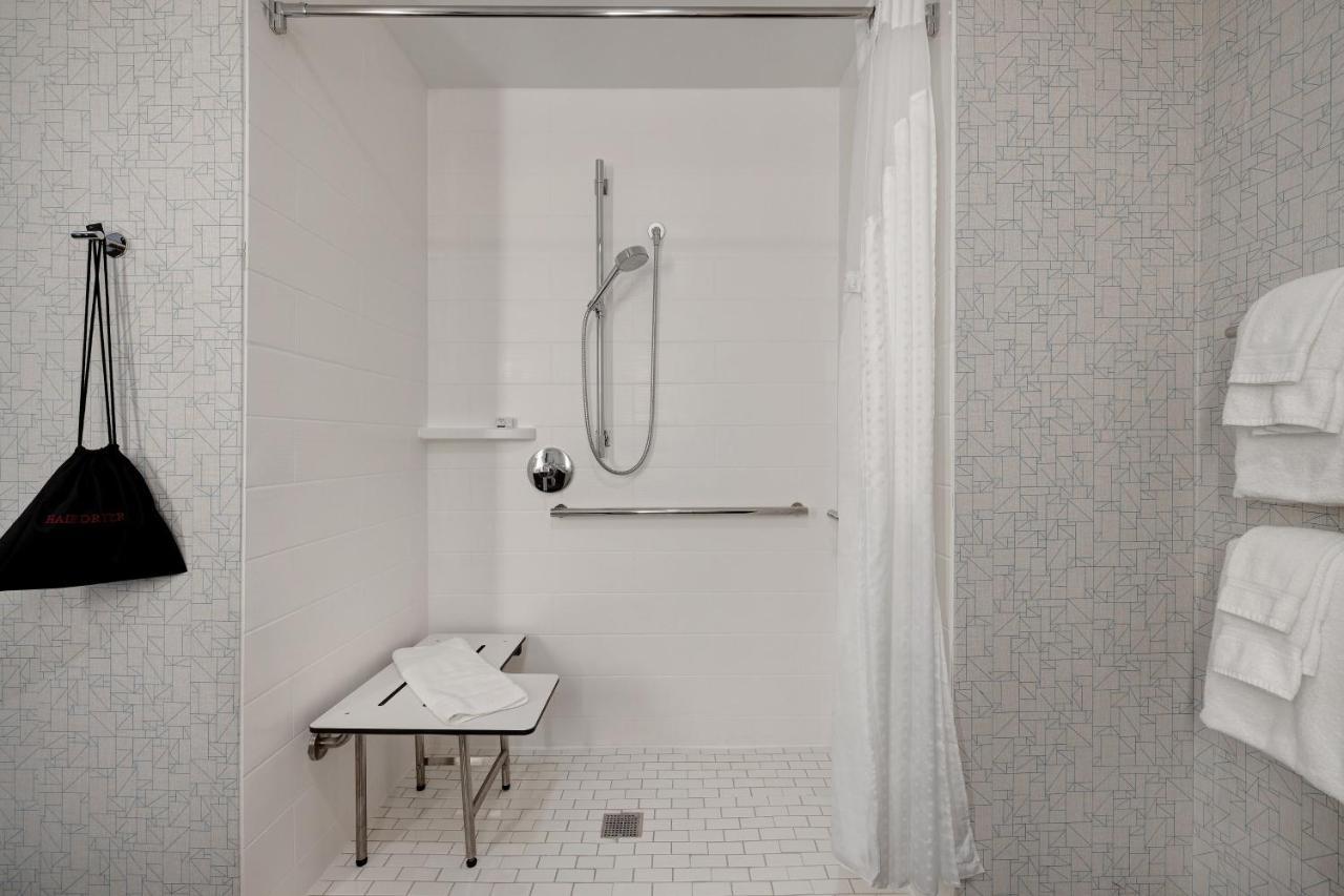Holiday Inn Express & Suites - Brighton By Ihg Bagian luar foto