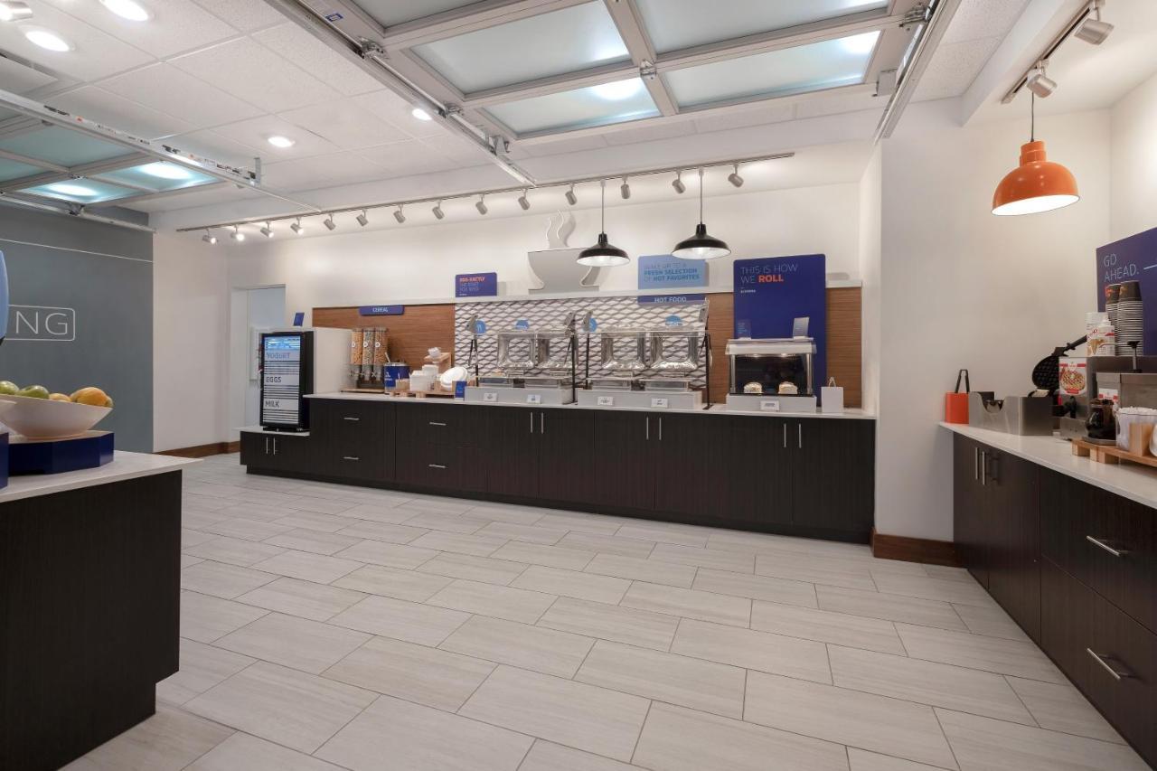 Holiday Inn Express & Suites - Brighton By Ihg Bagian luar foto