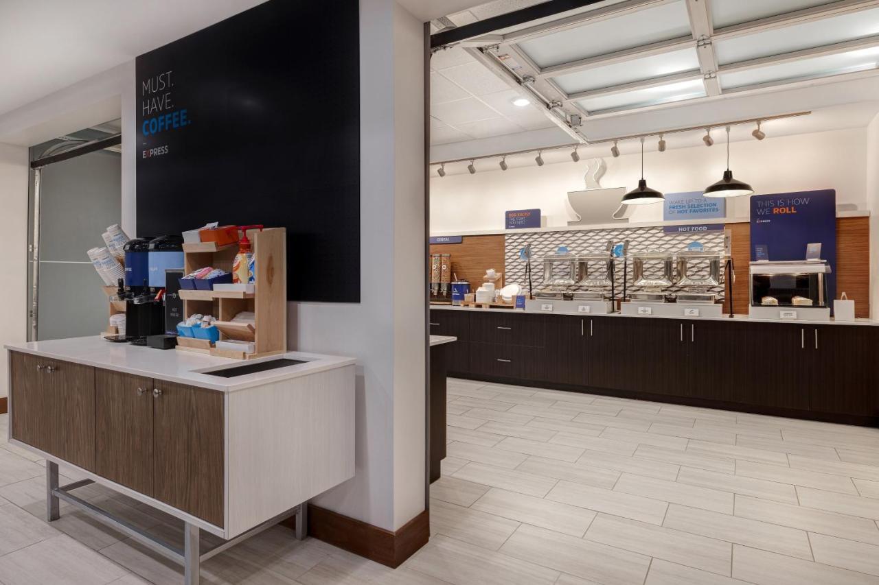 Holiday Inn Express & Suites - Brighton By Ihg Bagian luar foto